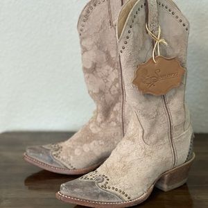 Women’s leather cowboy boots